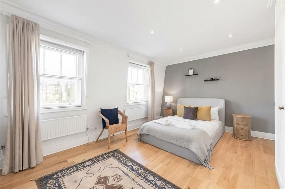 Spacious 3B House in South Kensington