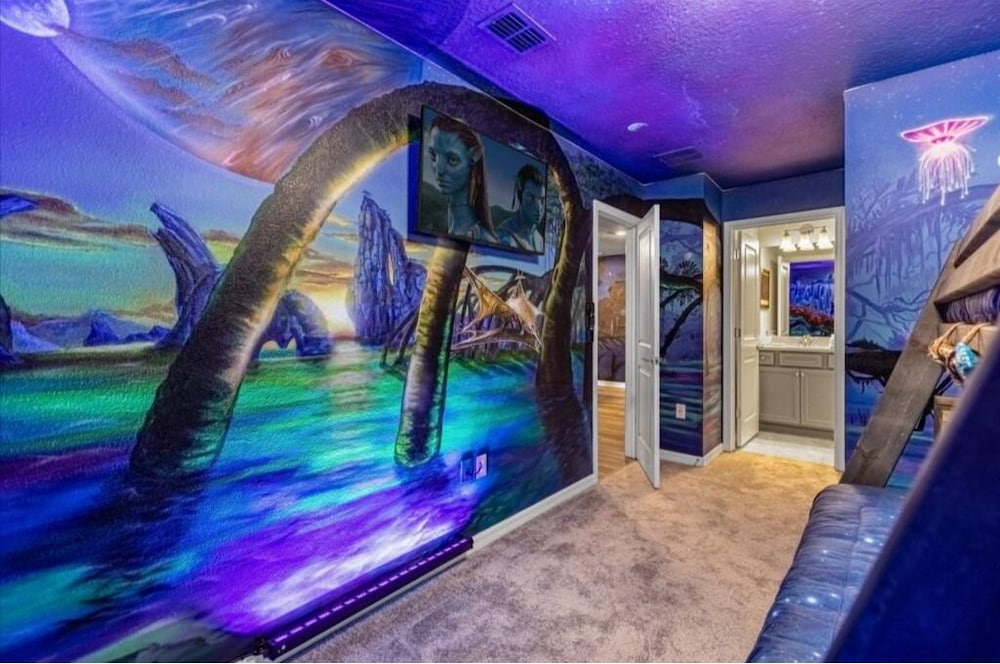 Luxury 10 Br Themed House, Resort Access Included! 10 Bedroom Holiday Village by RedAwning - Image 3