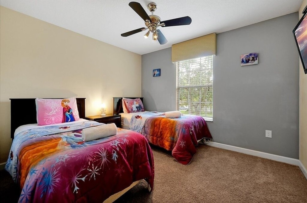 Spacious Vacation Home, No Rear Neighbors! Close To Clubhouse,bbq, Resort Community 6 Bedroom Home