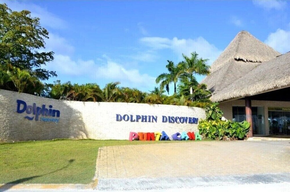 2 Minutes Walk to Beach Huge 3 bdrm Condo with Pool