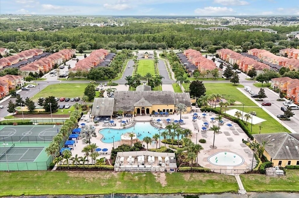 Spacious Vacation Home, No Rear Neighbors! Close To Clubhouse,bbq, Resort Community 6 Bedroom Home
