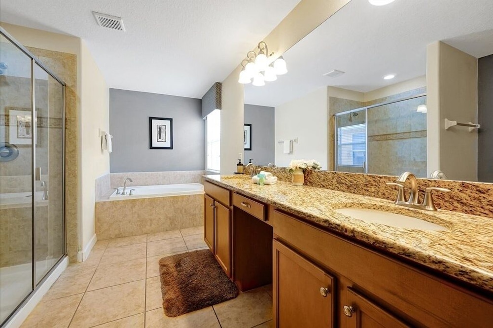 Spacious Vacation Home, No Rear Neighbors! Close To Clubhouse,bbq, Resort Community 6 Bedroom Home