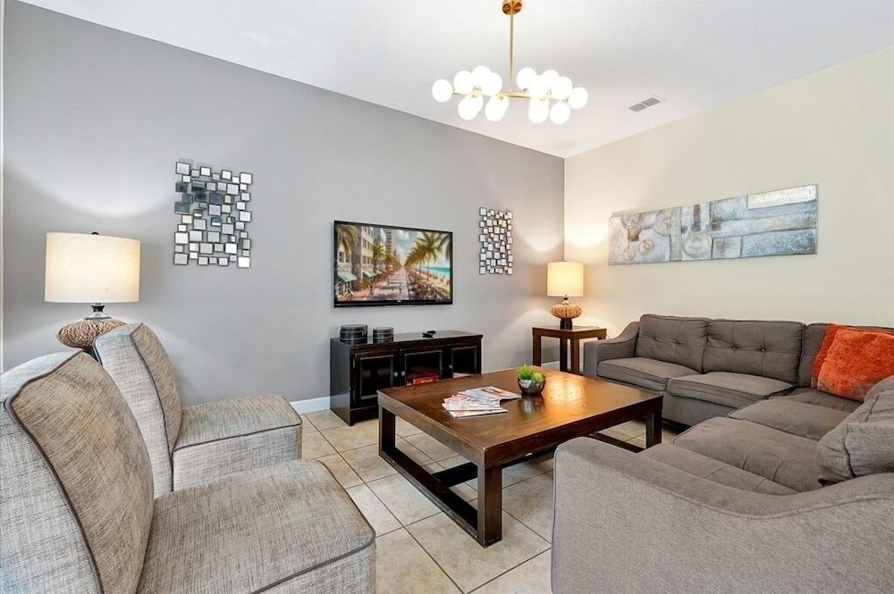 Spacious Vacation Home, No Rear Neighbors! Close To Clubhouse,bbq, Resort Community 6 Bedroom Home