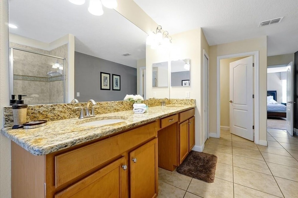 Spacious Vacation Home, No Rear Neighbors! Close To Clubhouse,bbq, Resort Community 6 Bedroom Home