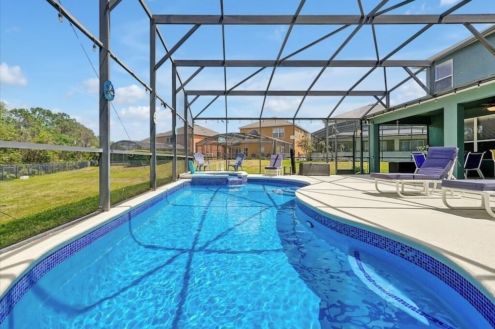 Emerald Island Resort 6 Bed Pool & Spa 6 Bedroom Villa