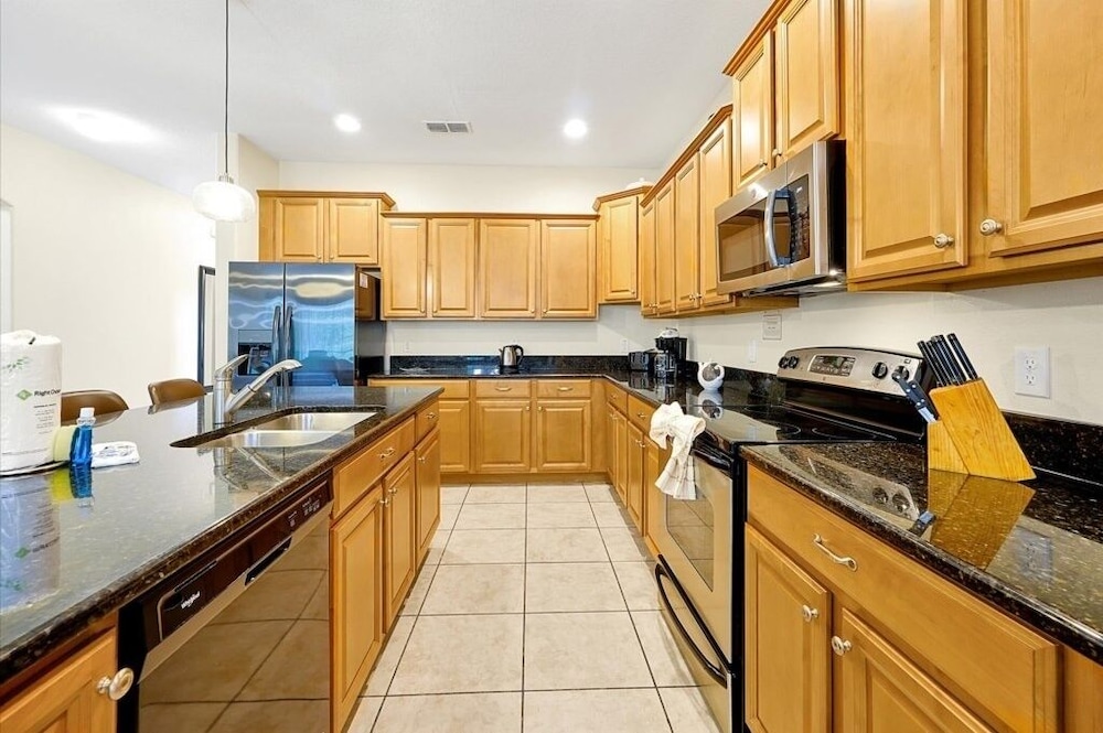 Spacious Vacation Home, No Rear Neighbors! Close To Clubhouse,bbq, Resort Community 6 Bedroom Home