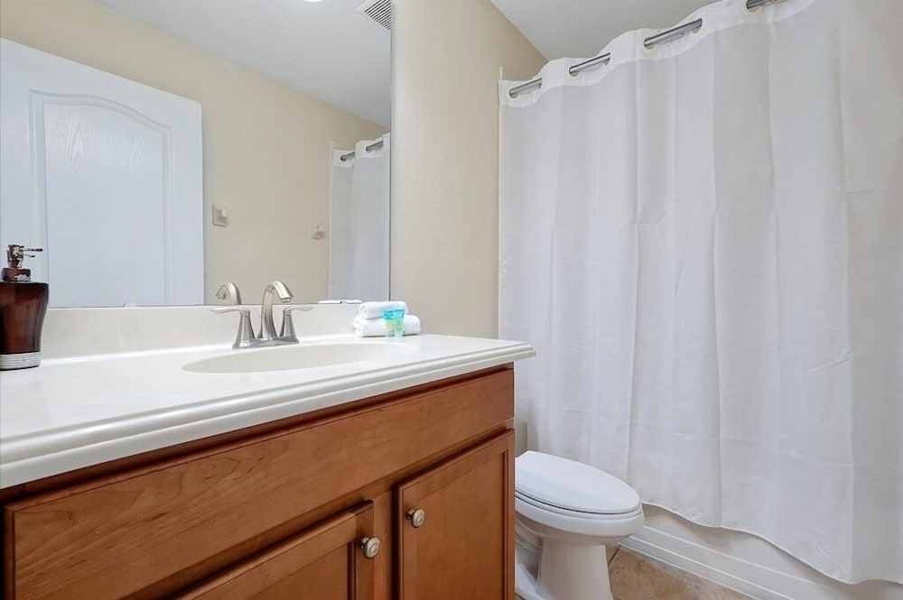 Spacious Vacation Home, No Rear Neighbors! Close To Clubhouse,bbq, Resort Community 6 Bedroom Home