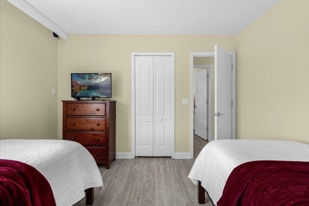 5 Bedrooms S / Champions Gate Home by RedAwning