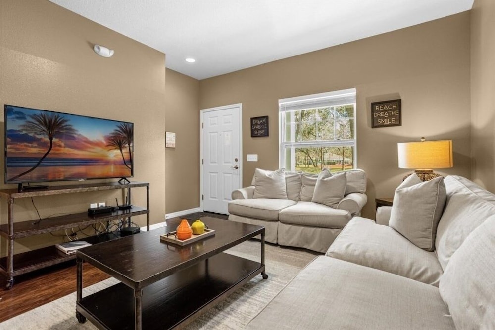 3 Bedrooms S / Lucaya Village Townhouse by RedAwning view 3