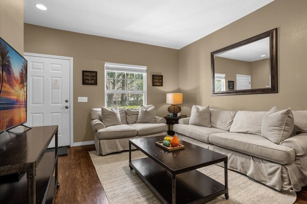3 Bedrooms S / Lucaya Village Townhouse by RedAwning view 4