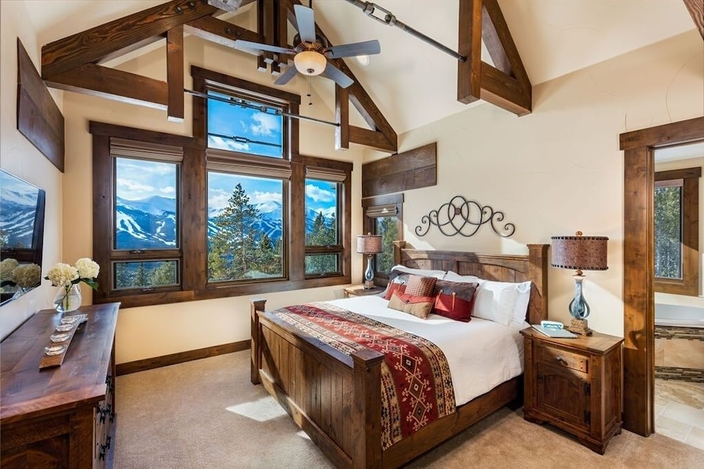Three Sisters Lookout 5 Bedroom Home