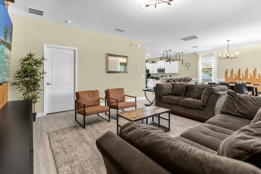 5 Bedrooms S / Champions Gate Home by RedAwning