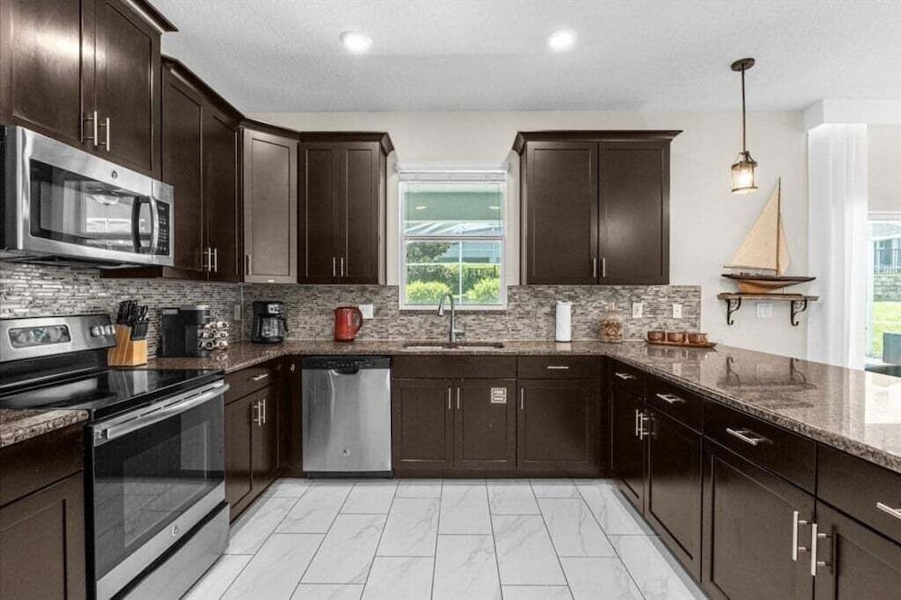 Star Wars & More Large Private Pool Lanai Home! 6 Bedroom Villa