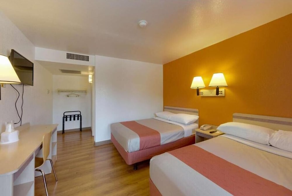 Shasta Vista Inn & Suites