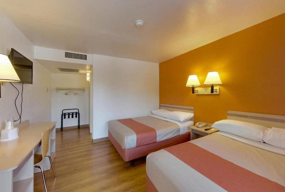 Shasta Vista Inn & Suites