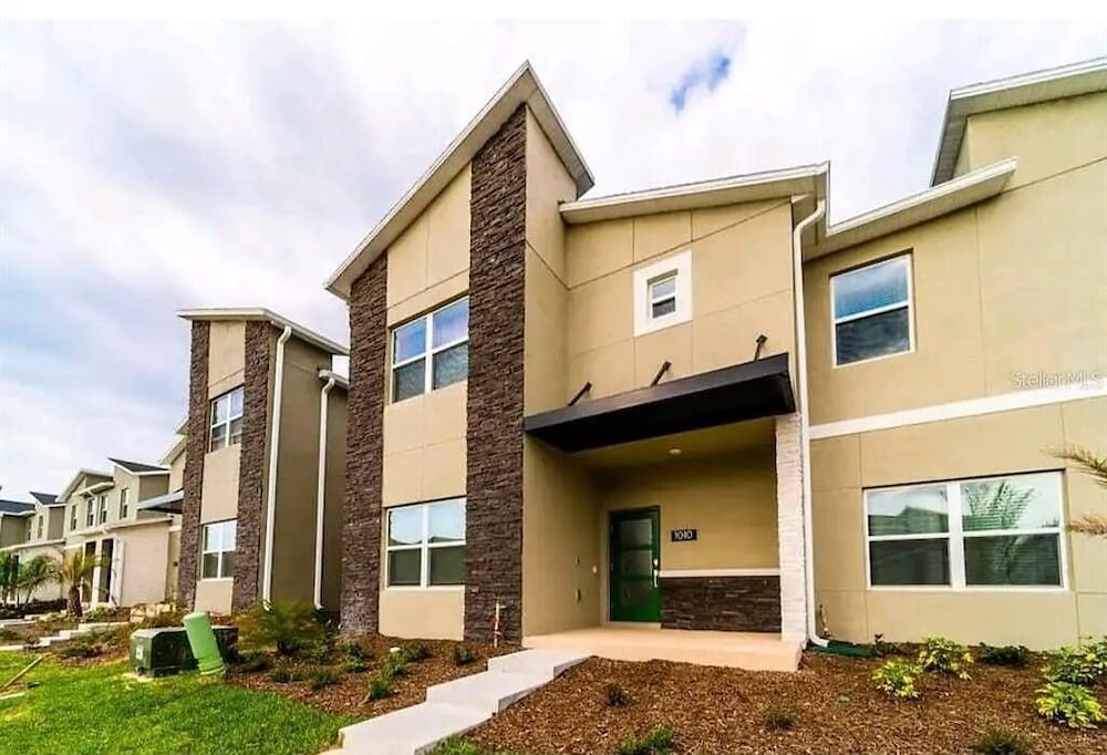 1010 SS - Modern Comfort Oasis