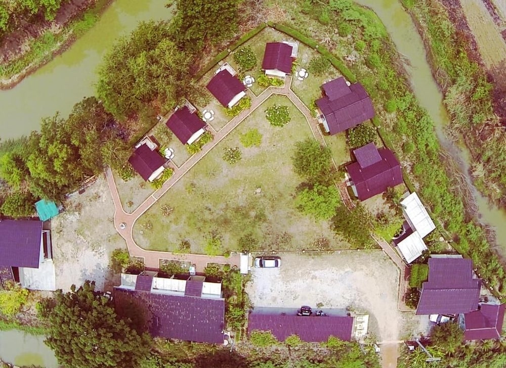 Baan Rim Klong Resort
