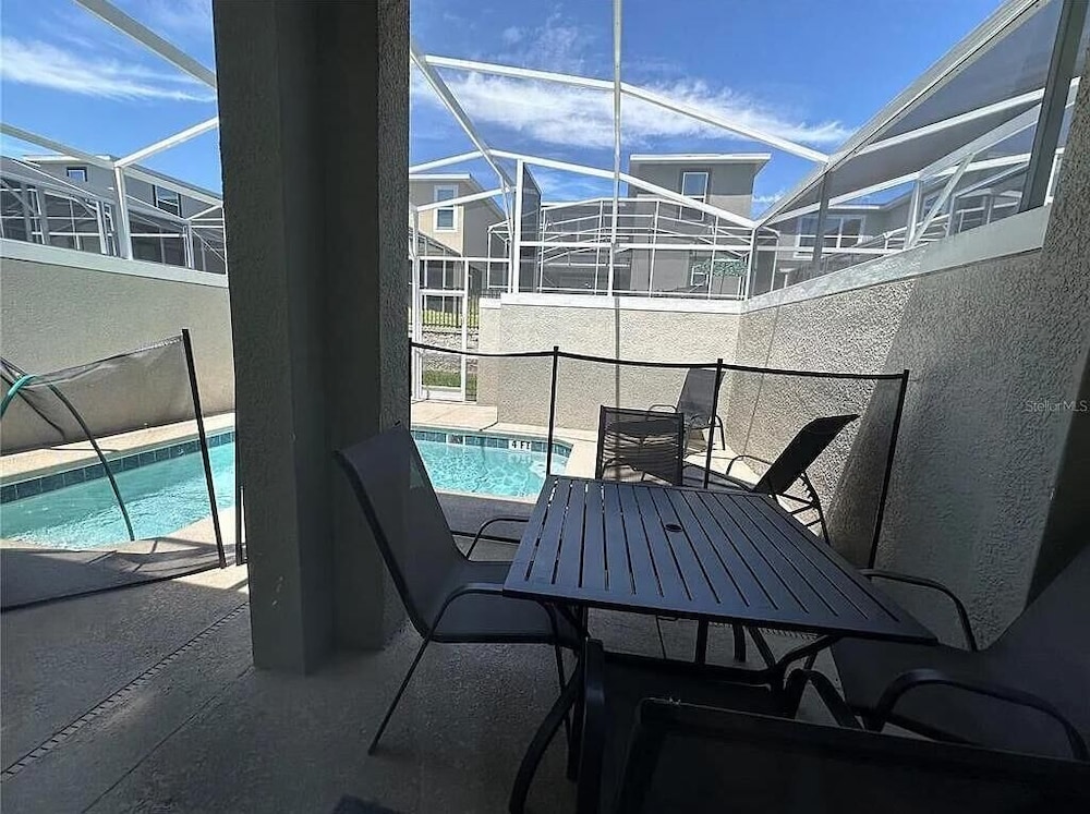 1010 SS - Modern Comfort Oasis