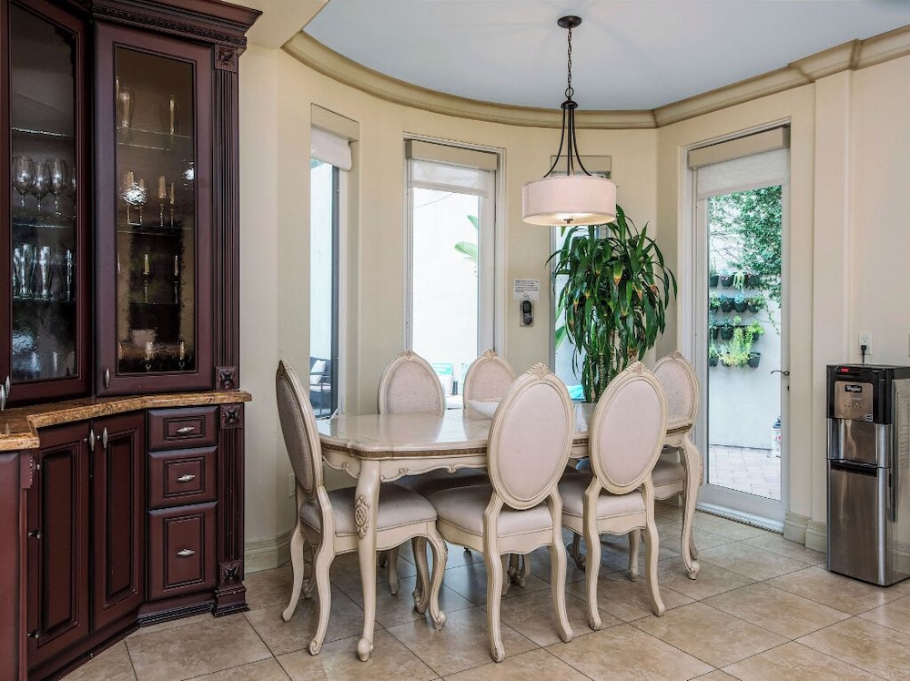 Robmar Mansion - Beverly Hills Mediterranean Estate With Pool & Sport Court