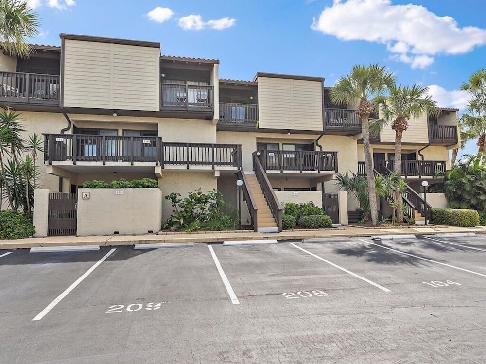 Island House A209 2 Bedroom Condo by RedAwning view 4