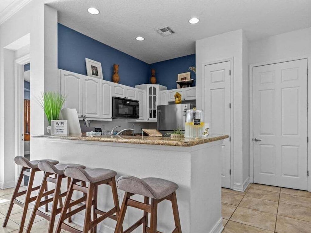 Beautiful 1st Floor Condo In Gated Cane Island, Close To Parks 2 Bedroom Condo