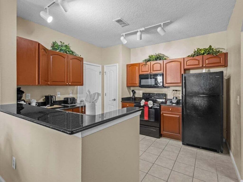 Beautiful 1st Floor Condo In Gated Cane Island, Close To Parks 2 Bedroom Condo