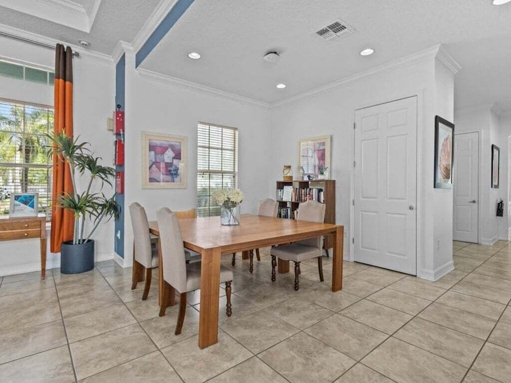 Beautiful 1st Floor Condo In Gated Cane Island, Close To Parks 2 Bedroom Condo