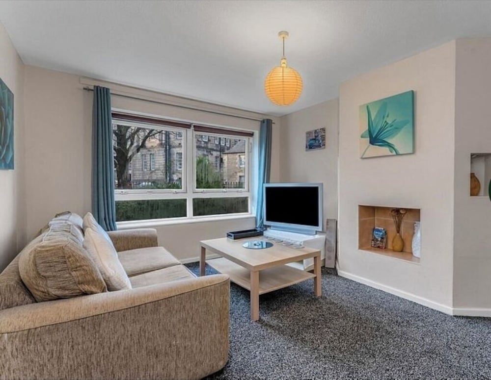 Charming Edinburgh Apartment With City Views