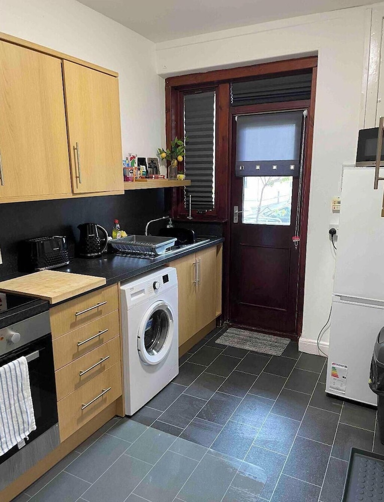6 Guests - Parking - Patio - Near Coast