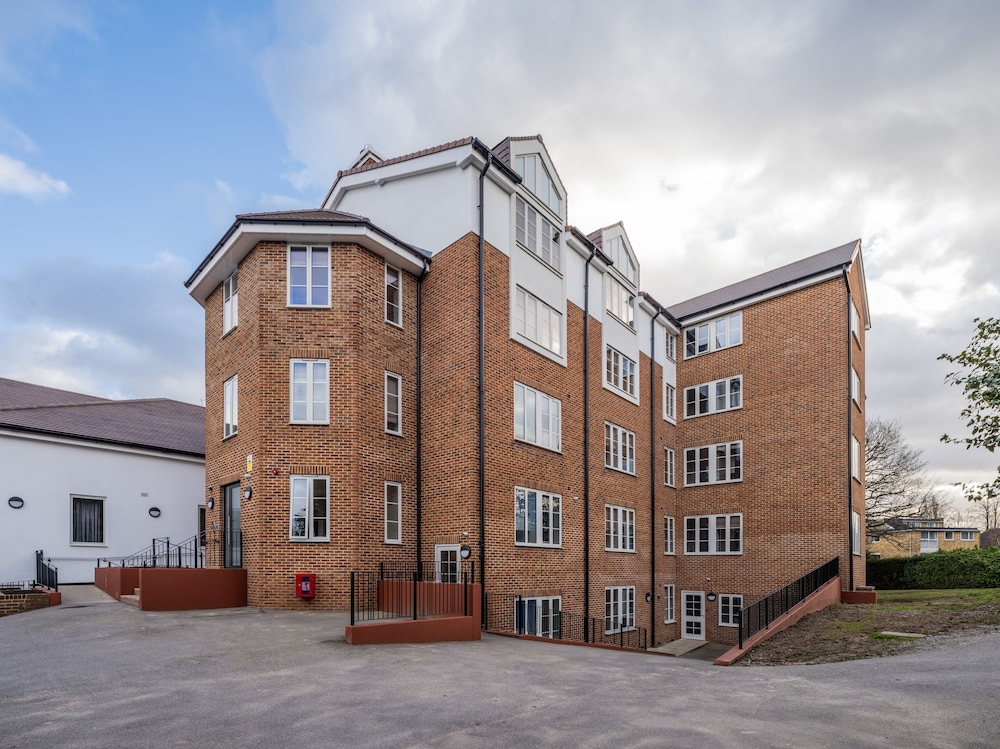 Stylish Studios SOUTHFIELDS STATION