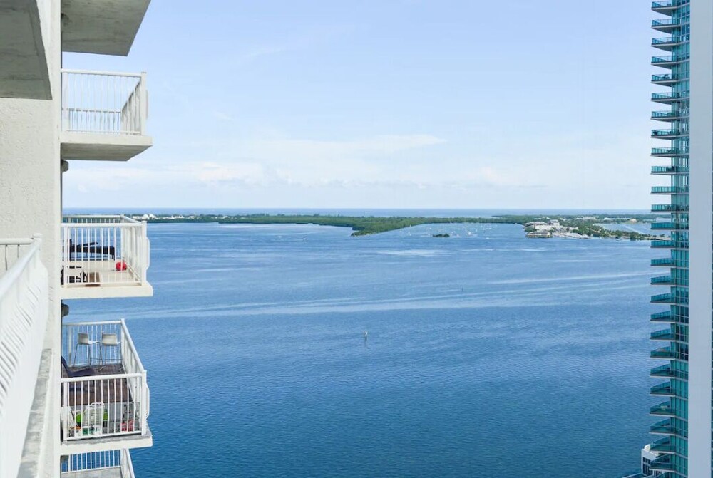 Luxury Apartments W Pool & Ocean views