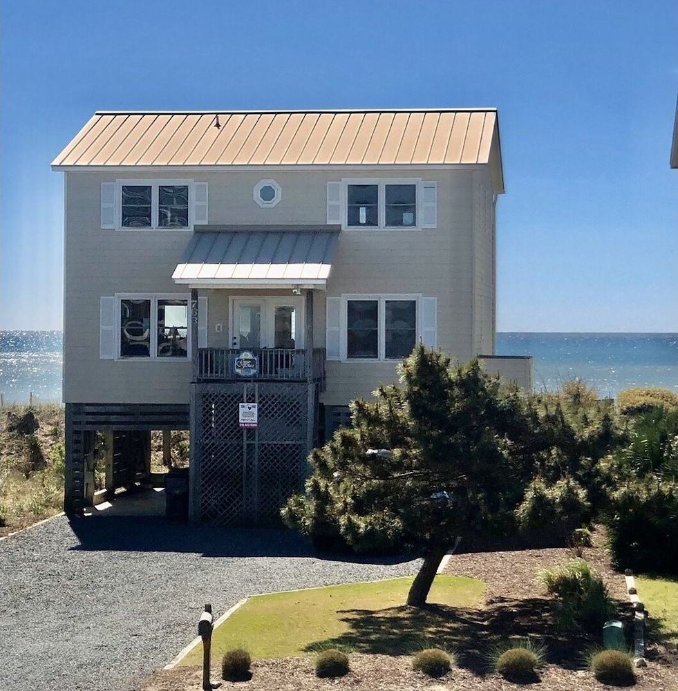 Great Place 5 Bedroom Home by RedAwning