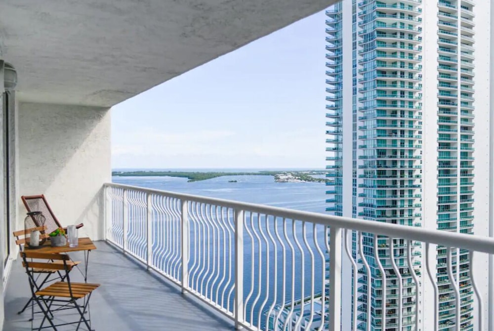 Luxury Apartments W Pool & Ocean views