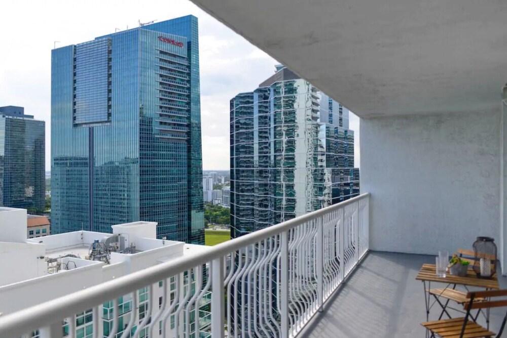 Luxury Apartments W Pool & Ocean views
