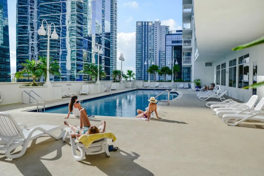 Luxury Apartments W Pool & Ocean views