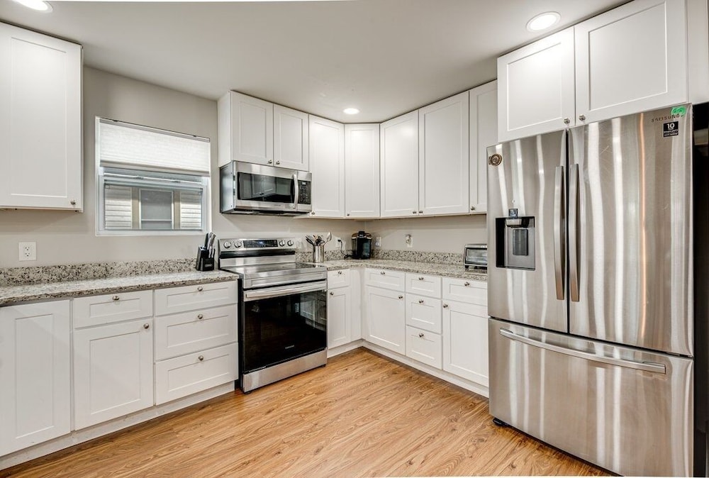 Spacious Family Retreat Near Airport 5 Bedroom Home