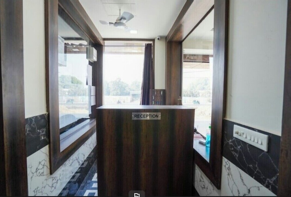 Lobby & Reception