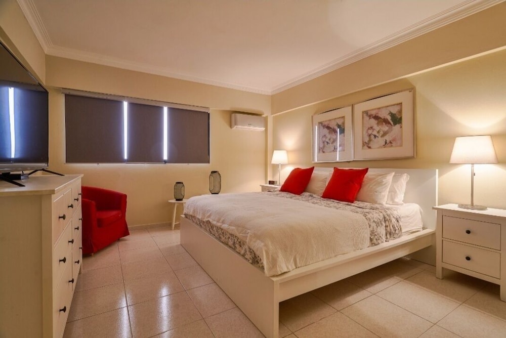 Penthouse in Evaristo Morales Sleeps 14