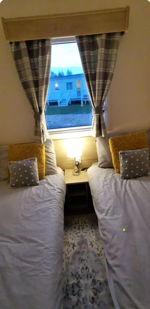 Cosy Hottub Caravan Retreat in Lincolnshire view 3