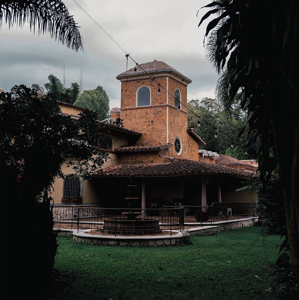 EL EQUIMITE HOTEL BOUTIQUE