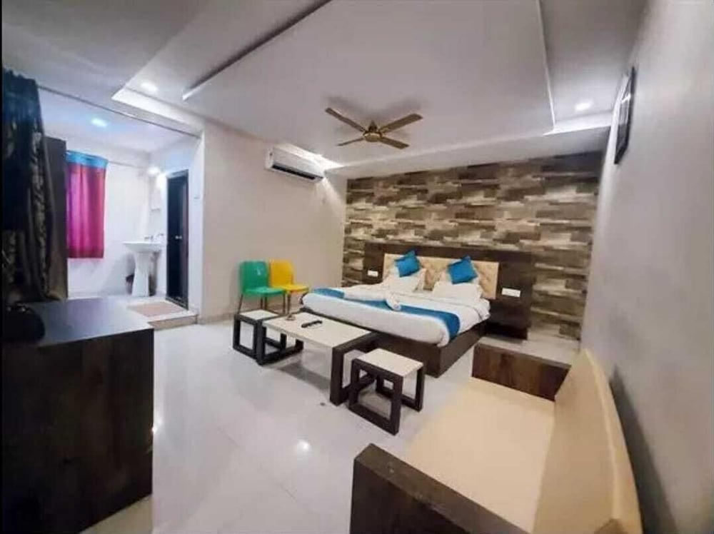 SR GRAND HOTEL