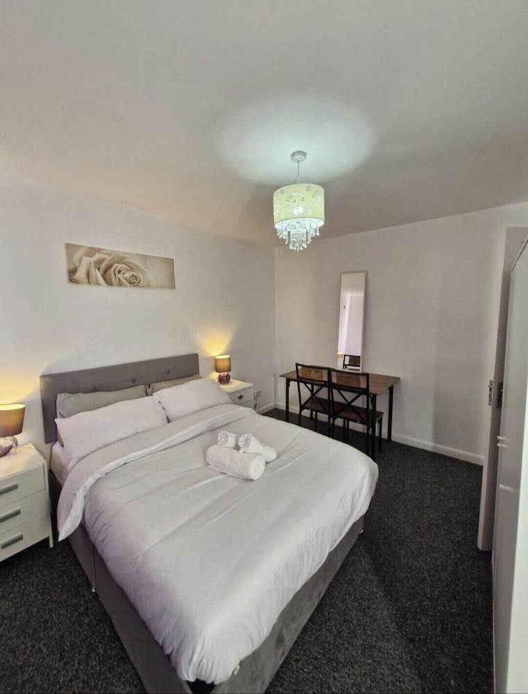Spacious 3-bed Home -private Garden & Free Parking