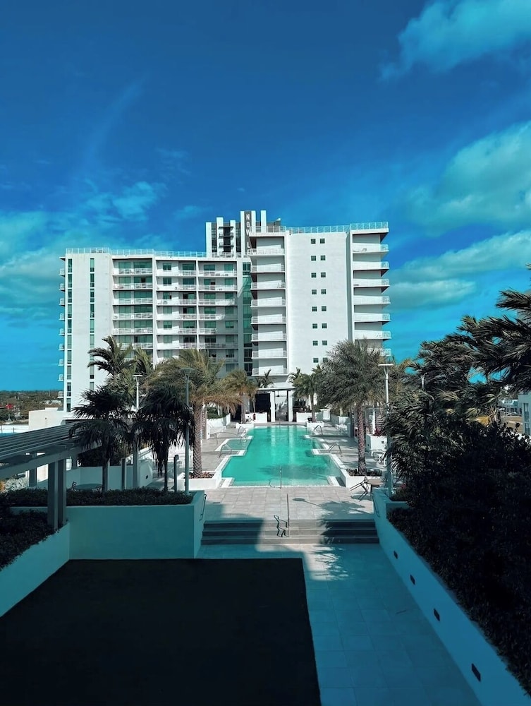 Chic 2BR Downtown Fort Lauderdale Apt w/ Pool