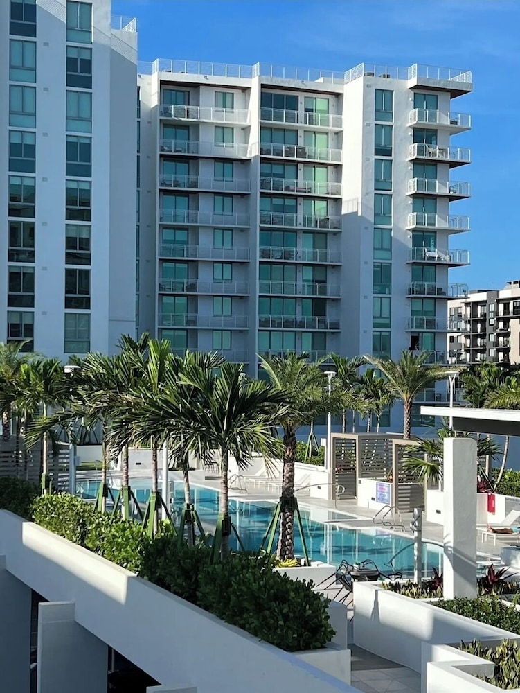 Chic 2BR Downtown Fort Lauderdale Apt w/ Pool