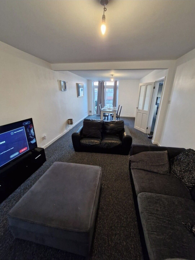 Spacious 3-bed Home -private Garden & Free Parking