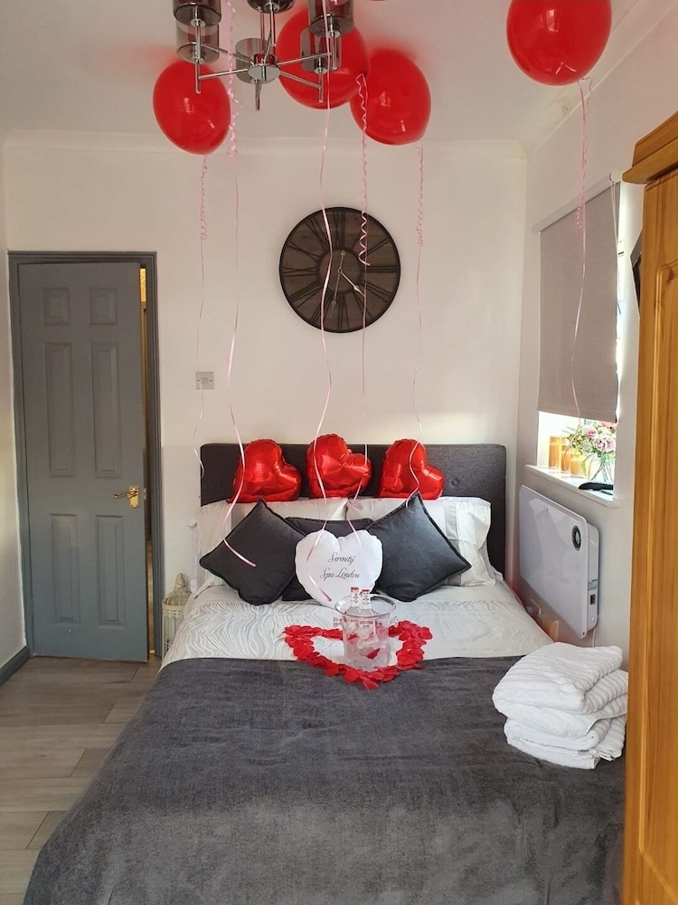 1-bed Apartment With Private hot Tub, Sauna & gym view 2
