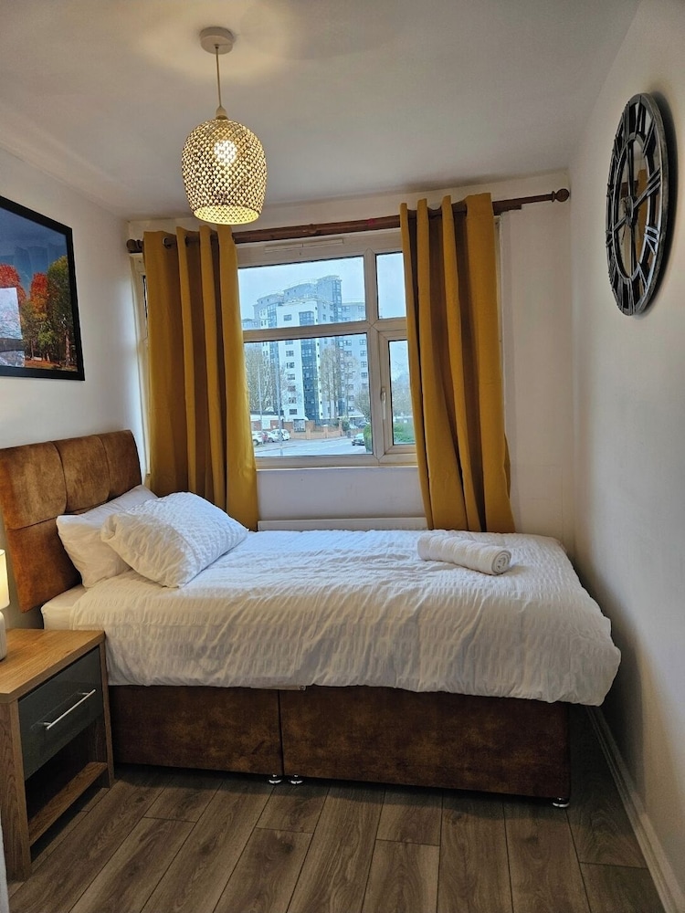 City Classic- Remarkable 3-bed House in Birmingham view 4