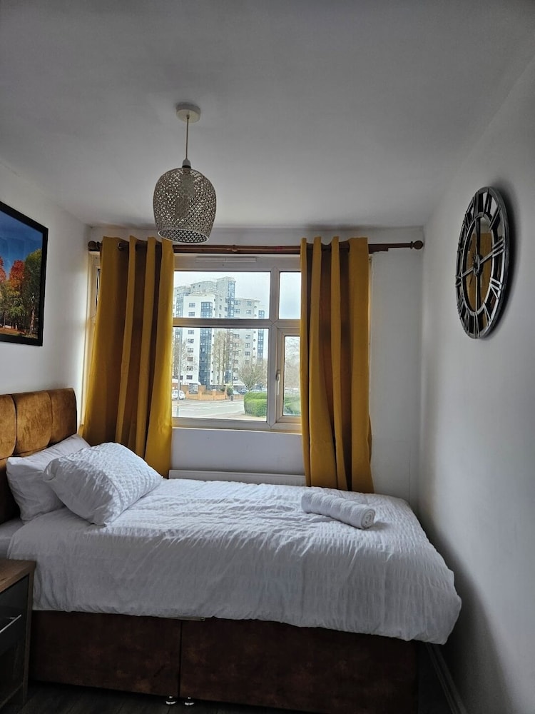 City Classic- Remarkable 3-bed House in Birmingham view 2
