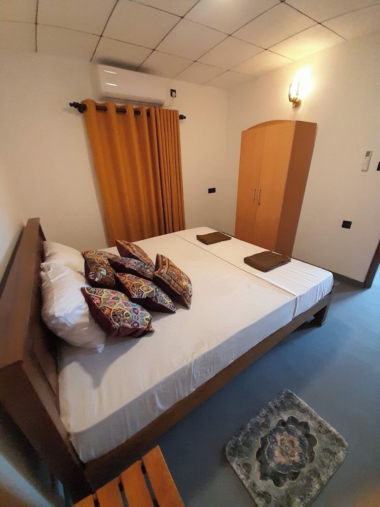 Hiri Dudes Villa