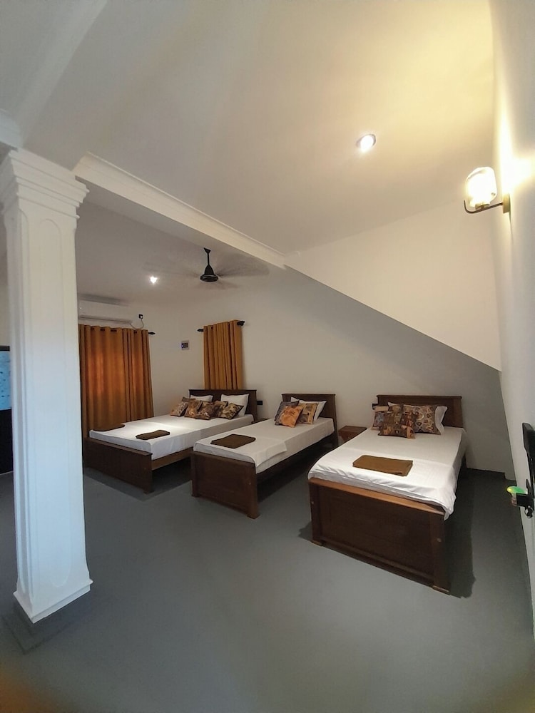 Hiri Dudes Villa